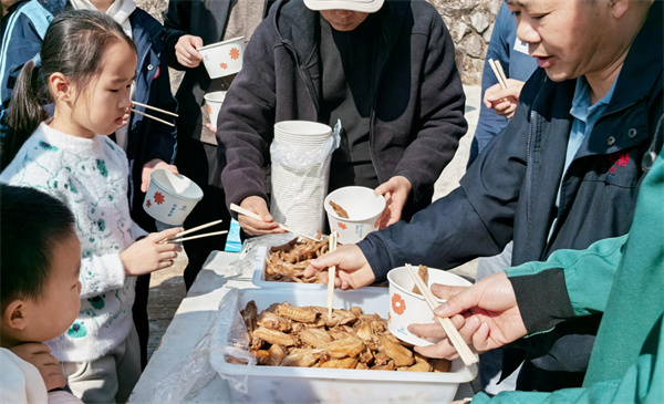 寧波奇億金屬開展秋季登山團建活動 圖3