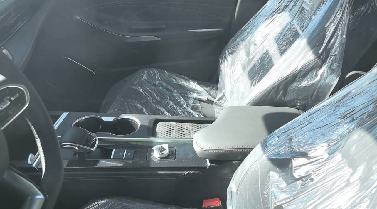 奇瑞新款艾瑞澤5實車現身,換新前臉+貫穿式尾燈,配雙聯屏