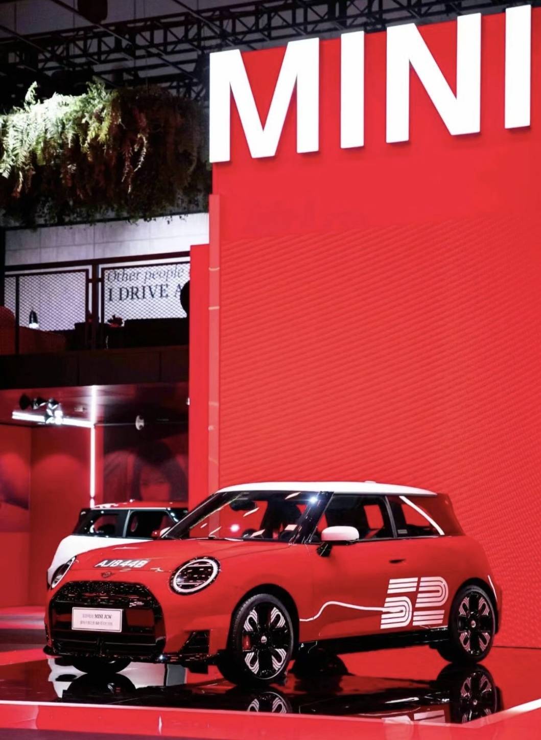 2025成都車展上,超級豪華品牌保時捷、賓利、蘭博基尼、勞斯萊斯等“集體缺席”。