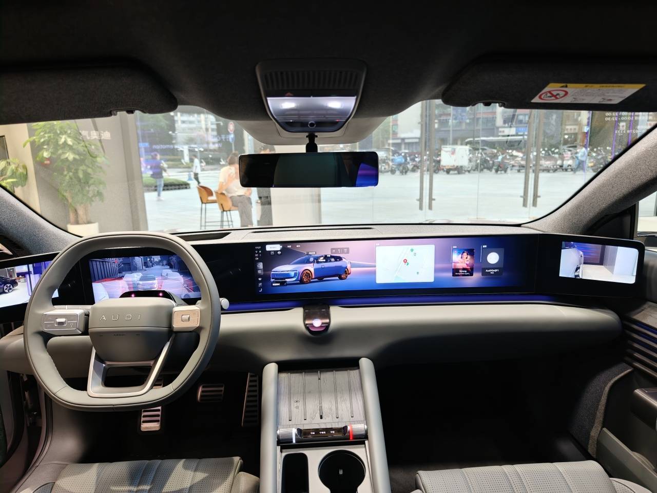 2025成都車展上,超級豪華品牌保時捷、賓利、蘭博基尼、勞斯萊斯等“集體缺席”。