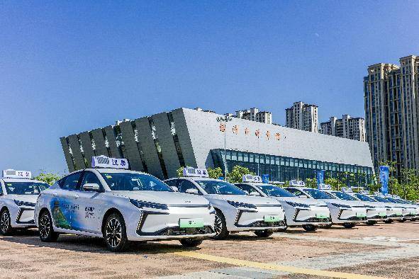 百臺江淮愛跑出租車投放福清,政企共筑綠色出行新名片