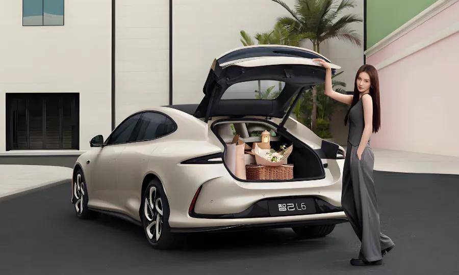 在2025世界新能源汽車大會(huì)上,上汽董事長王曉秋判斷,到2030年,中國汽車市場(chǎng)將呈現(xiàn)“433”的技術(shù)格局