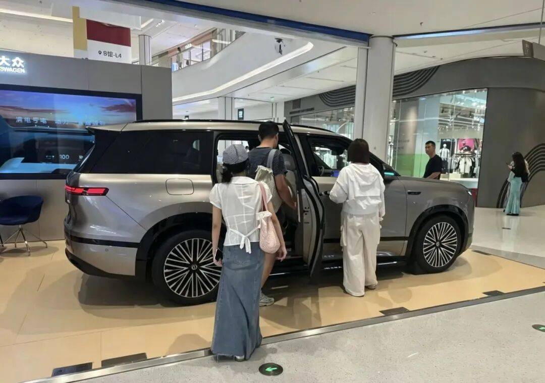 五一商圈實測:上汽大眾的快閃店里藏著它今年的轉型密碼 圖片