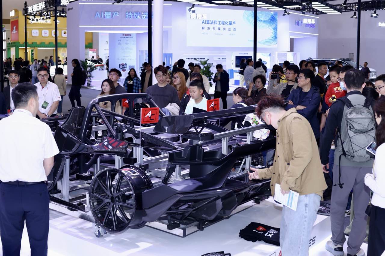 碳纖維汽車零部件從海外到中國車市,不僅改寫應用范圍,也重塑了價值邏輯,進入更大眾的時代 碳纖維零部件走向大眾:艾可迅的破局與進階之路