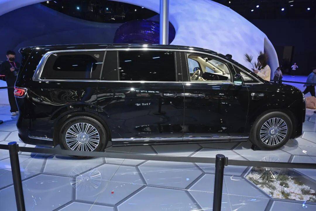 鴻蒙智行首款旗艦MPV智界V9正式上市,新車共推出4款車型,售價區間為38.98萬-51.98萬元