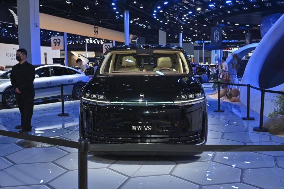 鴻蒙智行首款旗艦MPV智界V9正式上市,新車共推出4款車型,售價區間為38.98萬-51.98萬元